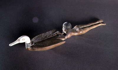 Colher com alça achatada em forma de nadador, New Kingdom, c.1400 aC (madeira e marfim) (ver também 187051) de Egyptian 18th Dynasty