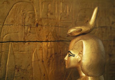 Estátua de Selkis ou Serket protegendo uma arca de frascos canópicos, Tesouro de Tutankhamon de Egyptian 18th Dynasty
