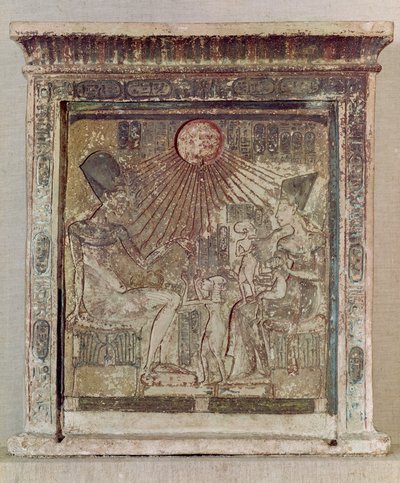 Estela representando a Aton dando vida e prosperidade a Amenófis IV (Akhenaton) (c.1352-1336 aC) sua esposa, Nefertiti e três de suas filhas, de Tell el-Amarna, Novo Império, c.1353-1337 aC (lim de Egyptian 18th Dynasty