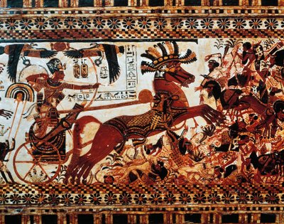 A Caixa de Caça. Detalhe de cena representando o rei na sua carruagem derrotando os inimigos asiáticos, Novo Reino, Dinastia XVIII de Egyptian 18th Dynasty