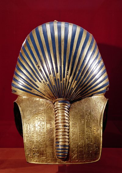 A parte de trás da máscara de ouro, do Tesouro de Tutancâmon (c.1370-1352 aC) Novo Reino, c.1340 aC (ouro incrustado com pedras semipreciosas) de Egyptian 18th Dynasty