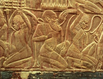 Os inimigos do Egipto vencidos e escravizados, pormenor do interior de uma das carruagens de Estado encontradas no túmulo de Tutankhamon (c.1370-52 a.C.) Novo Reino, c.1340 a.C. (madeira estucada coberta de ouro) de Egyptian 18th Dynasty