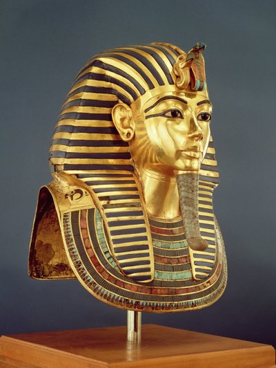 A máscara funerária de Tutancâmon (c.1370-1352 aC) Novo Reino, c.1336-1327 aC (ouro incrustado com pedras semipreciosas) (ver também 228800) de Egyptian 18th Dynasty