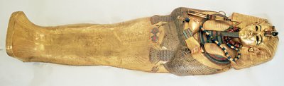 O caixão mais íntimo do rei, do túmulo de Tutancâmon (c.1370-1352 aC) Novo reino (ouro incrustado de pedras semipreciosas) (para detalhes ver 343642) de Egyptian 18th Dynasty