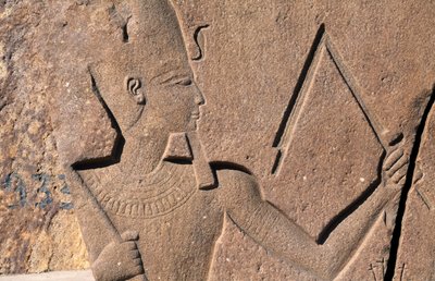 Bloco com relevos e inscrições de Ramsés II, Grande Templo de Amon, Tanis, Egipto, civilização egípcia, Novo Reino, Dinastia XIX de Egyptian 19th Dynasty