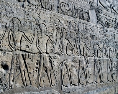 Personagens que simbolizam distritos mineiros trazendo os seus tributos ao deus, relevo, Pátio de Ramsés II, Templo de Amon (Lista do Património Mundial da Unesco de Egyptian 19th Dynasty