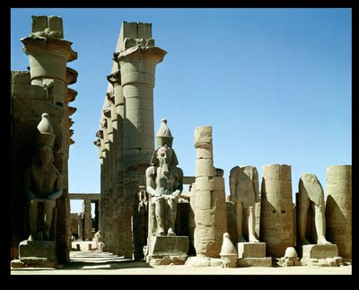 Colossos de Ramesses II (c.1279-1213 aC) e o Pylon de Amenophis III (1403-1365 aC), na Corte Peristyle de Egyptian 19th Dynasty