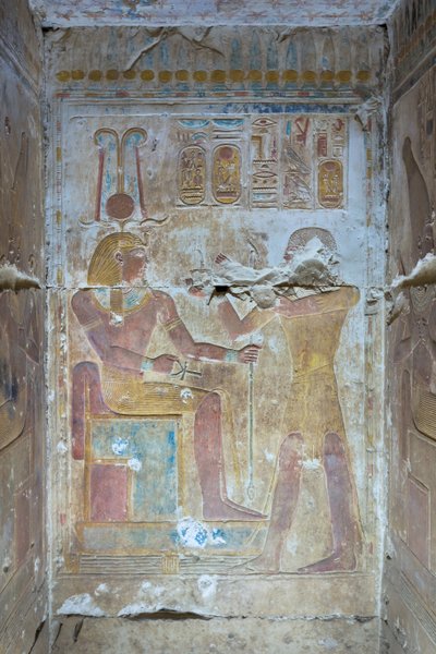 Relevo colorido, templo de Seti I, Abydos, Egipto de Egyptian 19th Dynasty