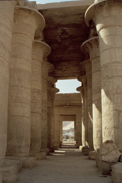 Colunas com eixos de papiro e capitéis de lótus no Grande Salão Hipostilo, Novo Reino de Egyptian 19th Dynasty