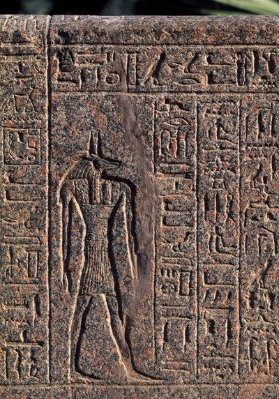 Representação de Anúbis, pormenor da inscrição e relevo de Anúbis e outro deus, sarcófago de Amenhotep, Mênfis (Lista do Património Mundial da Unesco de Egyptian 19th Dynasty