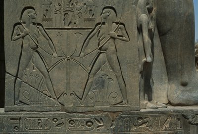 Detalhe de um relevo representando dois homens (grés) de Egyptian 19th Dynasty