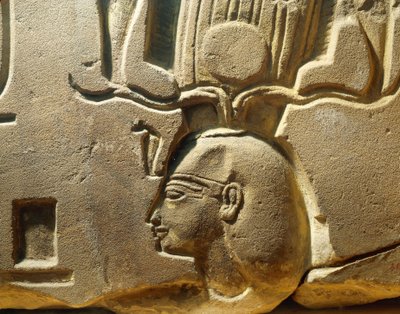 Egipto, Luxor, Antiga Tebas, Vale de Assasif, fragmento de relevo representando Ramsés II e cartelas de Egyptian 19th Dynasty
