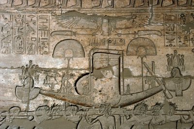 Antiguidade egípcia: vista dos relevos representando a procissão do barco sagrado, Templo Memorial dedicado ao faraó Ramsés II (1279-1213 a.C.), local Ramasseum (Ramesseum) em Luxor, Egito. de Egyptian 19th Dynasty
