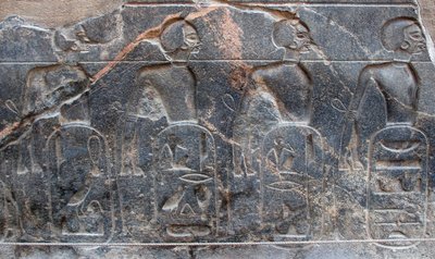 Antiguidade egípcia: detalhe de um relevo decorando os emblemas dos territórios conquistados pelo faraó Ramsés II (1292-1186 a.C.). Templo de Luxor. East Bank (Tebas), Egito. de Egyptian 19th Dynasty