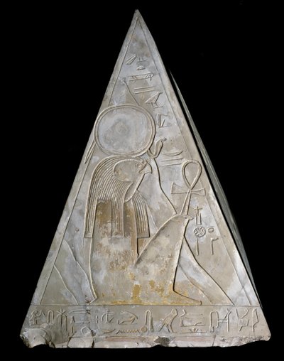 Antiquite egípcio: ponta em pirâmide da capela de Ramose decorada com a representação de Re-Atum (Re Atum ou Ra-Atum ou Ra Atum ou Re Toum) divindade do sol poente. 19ª dinastia ((1295-1190 aC) Deir el Medineh Dim. h. 70 cm Turin Museu egípcio de Egyptian 19th Dynasty