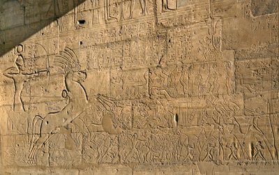 Antiquite egípcio: vista dos relevos que celebram os feitos de Ramsés II durante a Batalha de Qadesh em 1274 AC, Templo Memorial dedicado ao Faraó Ramsés II (1279-1213 AC), local de Ramasseum (Ramesseum) em Luxor, Egito. de Egyptian 19th Dynasty