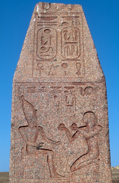 Obelisco com relevos e inscrições de Ramsés II, Grande Templo de Amon, Tanis, Egipto, civilização egípcia, Novo Reino, Dinastia XIX de Egyptian 19th Dynasty