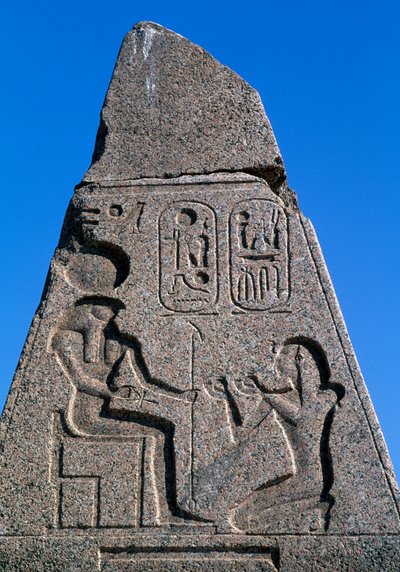 Obelisco com relevos e inscrições de Ramsés II, Grande Templo de Amon, Tanis, Egipto, civilização egípcia, Novo Reino, Dinastia XIX de Egyptian 19th Dynasty