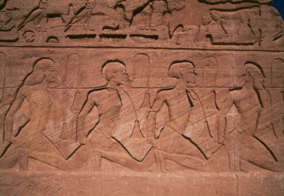 Prisioneiros do Norte, baixo-relevo na base dos gigantes do Grande Templo de Ramsés II, Abu Simbel (Lista do Património Mundial da UNESCO de Egyptian 19th Dynasty