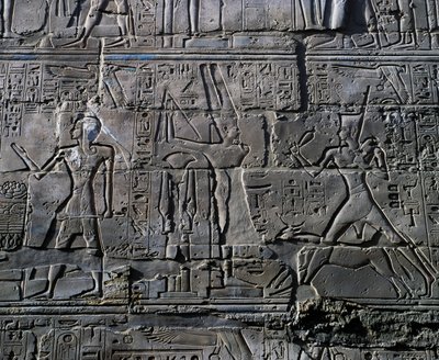 Rainha Hatshepsut diante do deus Amun, pormenor de cenas de oferendas aos deuses, relevo, paredes interiores do Grande Salão Hipostilo, complexo do templo de Karnak (Lista do Património Mundial da Unesco de Egyptian 19th Dynasty