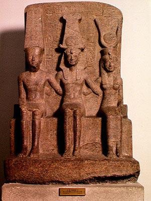 Ramsés II (1304-1237 aC) sentado entre Amon e Mut, de Karnak, Novo Reino, c.1279-13 aC (granito) de Egyptian 19th Dynasty