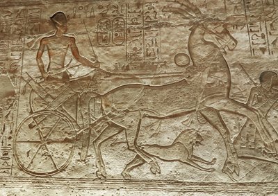 Ramsés II na sua carroça, grande templo de Abu Simbel (relevo) de Egyptian 19th Dynasty