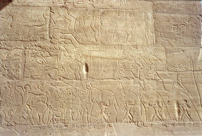 Relevo retratando tropas egípcias atacando a cidade hitita de Dapur, do Grande Salão Hipostilo, Novo Reino, C.1297-1185 aC de Egyptian 19th Dynasty