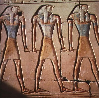 Relevo retratando Horus, do Templo de Ramsés II, c.1298 aC (pedra pintada) de Egyptian 19th Dynasty