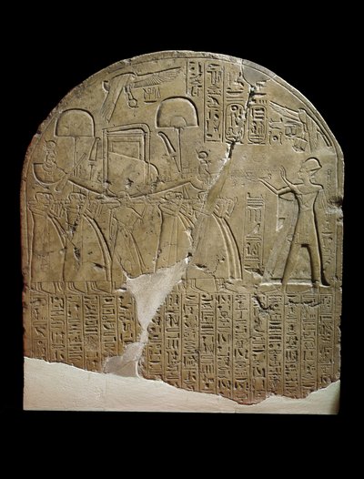 Estela dedicada a Ísis pelo supervisor de obras nos Templos de Ramsés II em Koptos, representando o Rei oferecendo incenso ao barco sagrado de Ísis, carregado por sacerdotes (calcário) de Egyptian 19th Dynasty