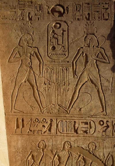 União entre o Alto e o Baixo Egipto e cartela do Faraó, relevo na base dos tronos, Templo de Ramsés II, Abu Simbel, Egipto, Novo Reino, Dinastia XIX de Egyptian 19th Dynasty
