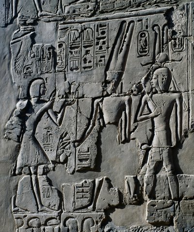 O jovem Ramsés II diante do deus Amon, pormenor de cenas de oferendas aos deuses, relevo, paredes interiores do Grande Salão Hipostilo, complexo do templo de Karnak (Lista do Património Mundial da Unesco de Egyptian 19th Dynasty