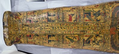 Detalhe da capa da múmia de Nesyamun, possivelmente encontrada em Deir El-Bahri, New Kingdom, c.1100 BC (madeira pintada) de Egyptian 20th Dynasty
