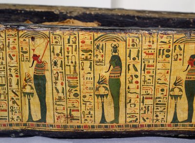 Detalhe da base exterior do caixão da múmia de Nesyamun, possivelmente encontrada em Deir El-Bahri, New Kingdom, c.1100 BC (madeira pintada) de Egyptian 20th Dynasty