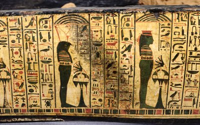 Detalhe da base exterior do caixão da múmia de Nesyamun, possivelmente encontrada em Deir El-Bahri, New Kingdom, c.1100 BC (madeira pintada) de Egyptian 20th Dynasty