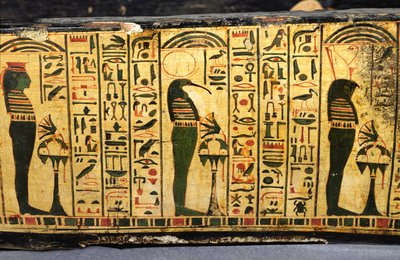 Detalhe da base exterior do caixão da múmia de Nesyamun, possivelmente encontrada em Deir El-Bahri, New Kingdom, c.1100 BC (madeira pintada) de Egyptian 20th Dynasty