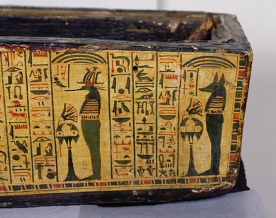 Detalhe da base exterior do caixão da múmia de Nesyamun, possivelmente encontrada em Deir El-Bahri, New Kingdom, c.1100 BC (madeira pintada) de Egyptian 20th Dynasty