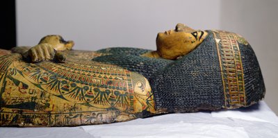 Detalhe da tampa exterior do caixão da múmia de Nesyamun, possivelmente encontrada em Deir El-Bahri, New Kingdom, c.1100 BC (madeira pintada) de Egyptian 20th Dynasty