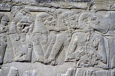 Alívio retratando "Prisioneiros do Norte" na Batalha de Ramsés III, Grande Templo de Medinet (pedra) de Egyptian 20th Dynasty