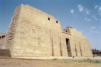 Vista do primeiro pilão do templo mortuário de Ramsés III (c.1184-1153 aC) de Egyptian 20th Dynasty