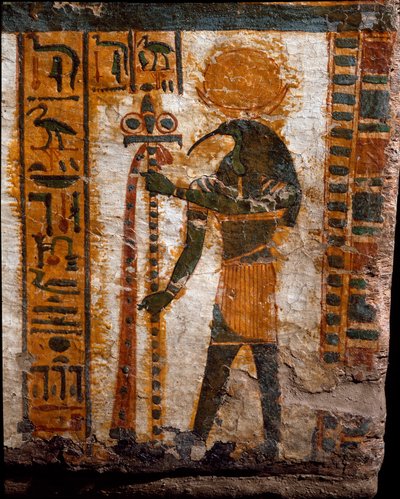 Antiquidade egípcia: Thot, o deus da lua, na forma de um homem à cabeça do ibis. decoração do sarcófago antropóide do escriba Butehamon, 21ª dinastia (1085-935 AC). Museu do Egito em Turim (Torino, Museo Egizio) de Egyptian 21st Dynasty