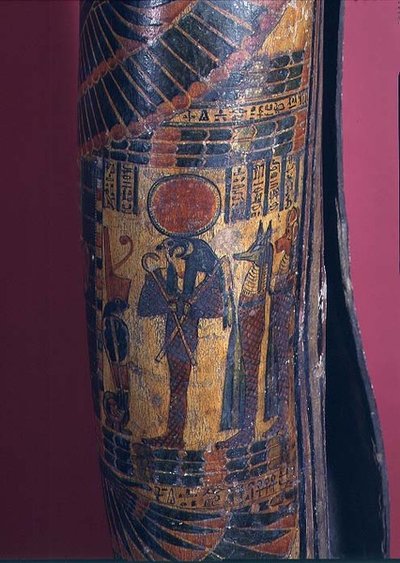 Detalhe do sarcófago mostrando Re-Harakhty com disco solar, segurando ceptros de vigarista e flail, dois filhos de Horus em pé atrás, Terceiro Período Intermediário, 850-730 BC (gesso policromado) (detalhe de 83357) de Egyptian 22nd Dynasty
