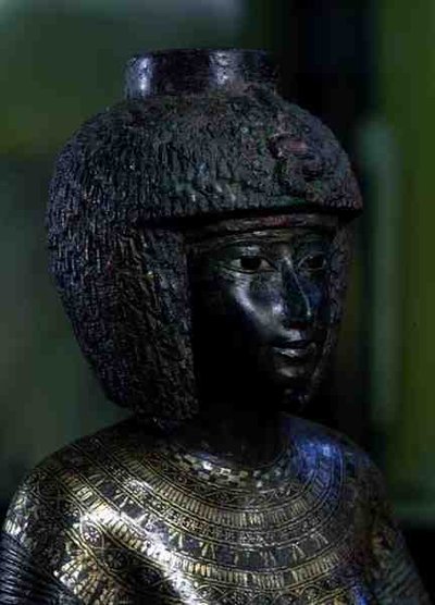 Estátua da Divina Adoradora Karomama, Terceiro Período Intermediário (bronze com ouro, prata e electrum) (detalhe de 127647) de Egyptian 22nd Dynasty