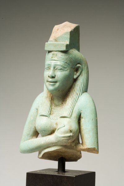 Fragmento de Ísis, Período Dinástico Final (faiança) (ver também 270350) de Egyptian 26th Dynasty