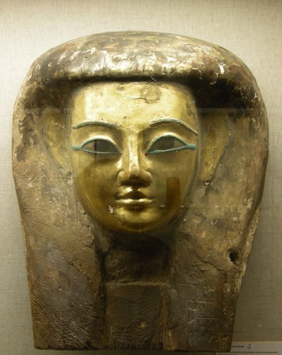 Cabeça de um sarcófago, Sait Period (madeira de palma com folha de ouro) de Egyptian 26th Dynasty