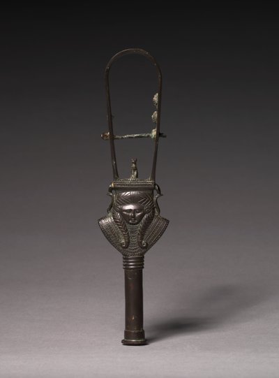 Sistrum arqueado, 380-343 aC de Egyptian 30th Dynasty