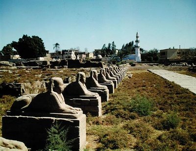 Avenida das Esfinges, adicionado por Nectanebo I (380-362 aC) Período Tardio de Egyptian 30th Dynasty