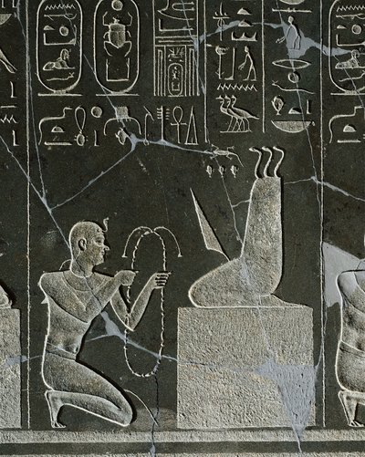 Alívio dolerite de Nectanebo I, rei oferecendo colar ao demônio, representado por lâmina de faca e três cobras, de Heliópolis no templo de Atum. de Egyptian 30th Dynasty