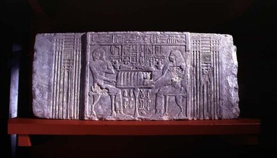 Cornija de uma porta falsa de uma mastaba-tumba representando o proprietário do túmulo Shery, um alto funcionário da Dinastia IV e sua esposa Khentetka, Saqqara, Old Kingdom (calcário) de Egyptian 4th Dynasty