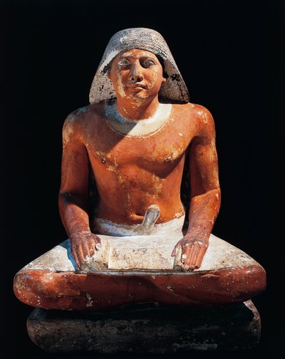 Antigo Egipto: estátua de um escriba sentado da necrópole de Saqqara (Sakkara), 5ª dinastia, antigo império (calcário) de Egyptian 5th Dynasty