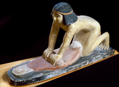Antiquidade egípcia: "Cereais egípcios esmagados para fazer pão" Figurine. 5ª Dinastia. 2400 AC. Florença, Museo Archeologico. de Egyptian 5th Dynasty